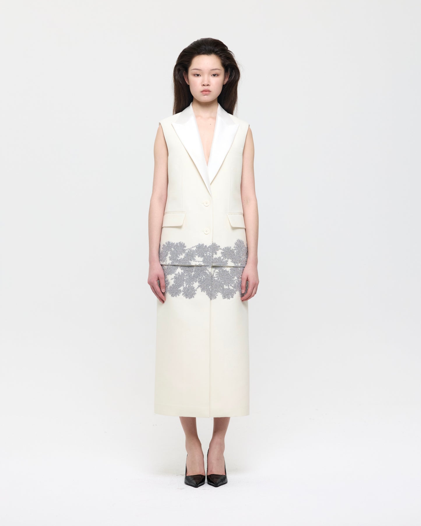 DAISY EMBROIDERED IVORY SLEEVELESS COAT