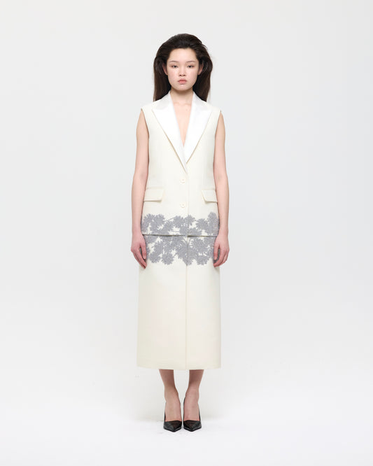 DAISY EMBROIDERED IVORY SLEEVELESS COAT