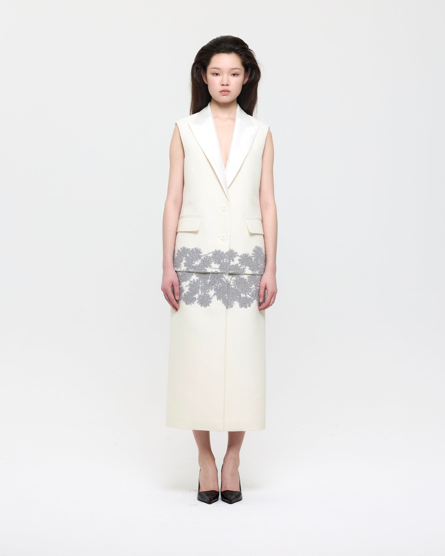DAISY EMBROIDERED IVORY SLEEVELESS COAT