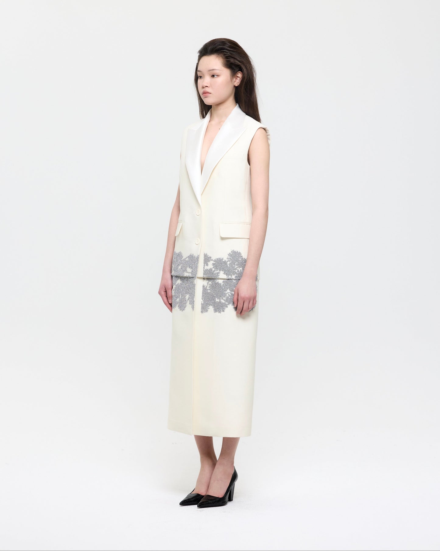 DAISY EMBROIDERED IVORY SLEEVELESS COAT