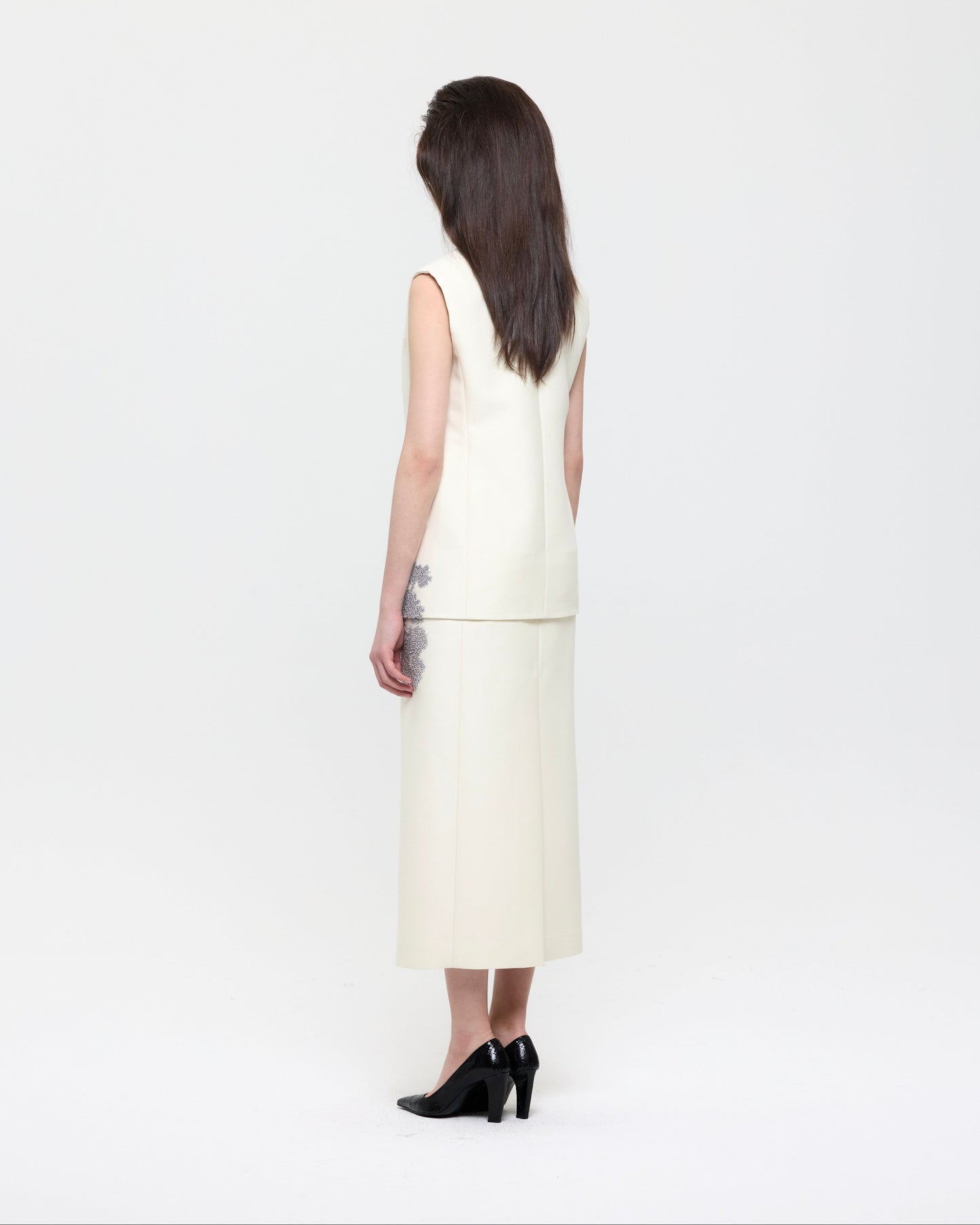 DAISY EMBROIDERED IVORY SLEEVELESS COAT